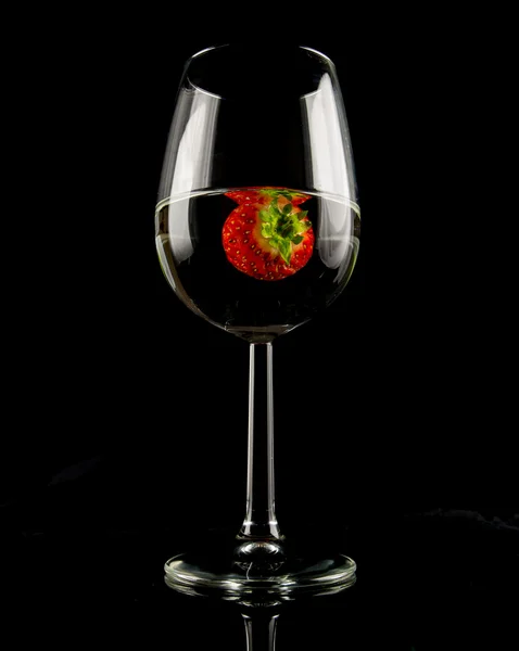 bir bardak beyaz şarap çilek ile