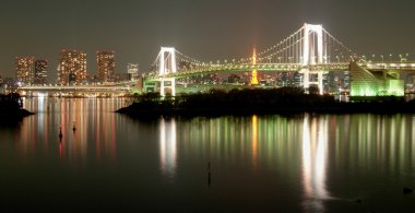 Tokyo Gökkuşağı Köprüsü, gece