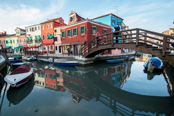 Casas de colores con reflejos de agua Imagen de stock