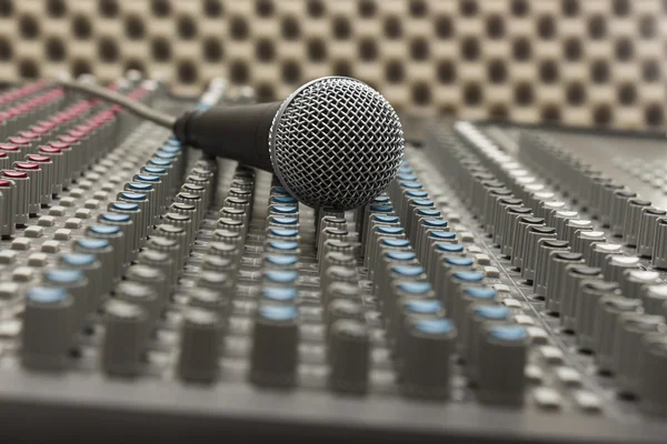 Mélangeur Studio et Microphone — Photo