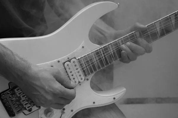 Guitare électronique noire et blanche — Photo
