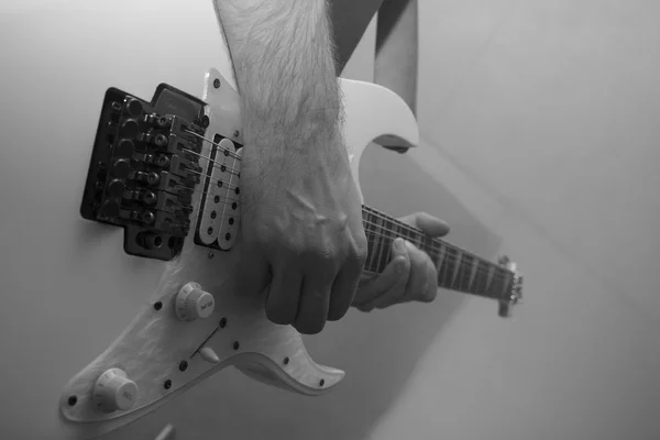 Gros plan sur la guitare électronique blanche — Photo