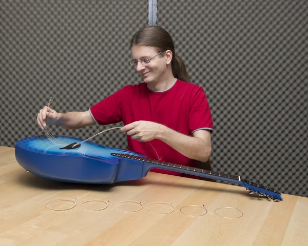 Changing the guitar strings — Stock Photo, Image