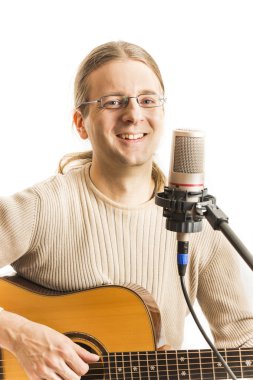 gitar ile gülümseyen müzisyen