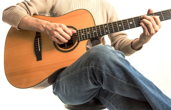 Gitarrist med sin akustiska gitarr — Stockfoto