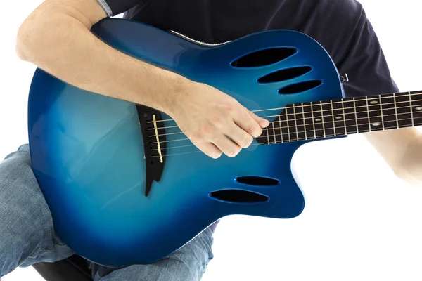 Guitarrista con su guitarra electroacústica azul sobre fondo blanco — Foto de Stock