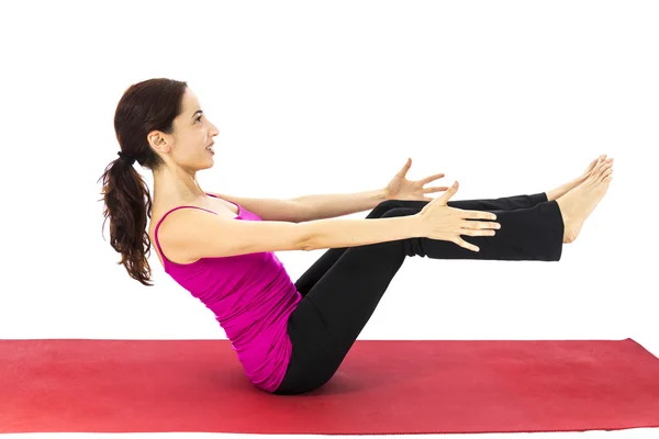 Mujer haciendo pose de barco en yoga — Foto de Stock