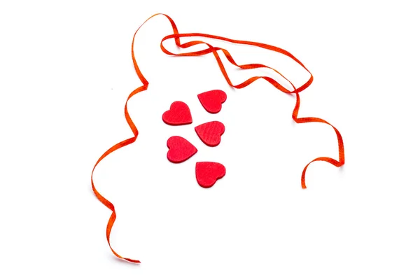 Καρδιές με μια κόκκινη κορδέλα γύρω από — Φωτογραφία Αρχείου