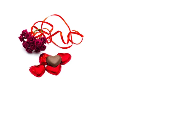 Róże i czekoladki w kształcie serca — Zdjęcie stockowe
