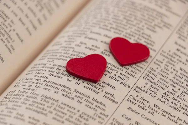 Corazones en una página del libro — Foto de Stock