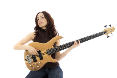 genç kadın bir bas gitar çalmaya