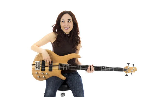 Leende ung kvinna med bas, gitarr — Stockfoto