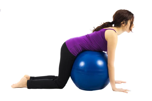 Oefening van Pilates bal voor abs — Stockfoto