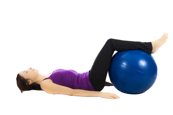 Ung kvinna gör pilates bollen övningar — Stockfoto