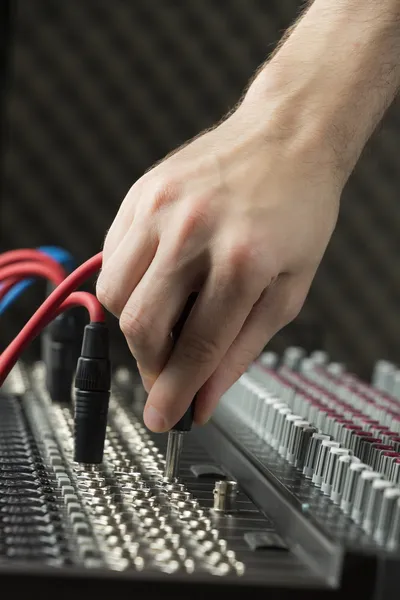 Jack de áudio conectando em um mixer de estúdio — Fotografia de Stock