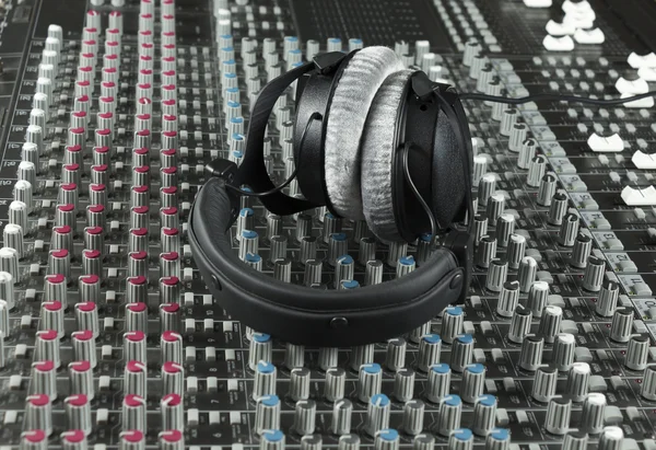 Headphone em um mixer de estúdio — Fotografia de Stock
