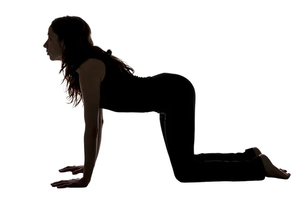 Kvinnan gör ko pose i yoga, siluett. — Stockfoto