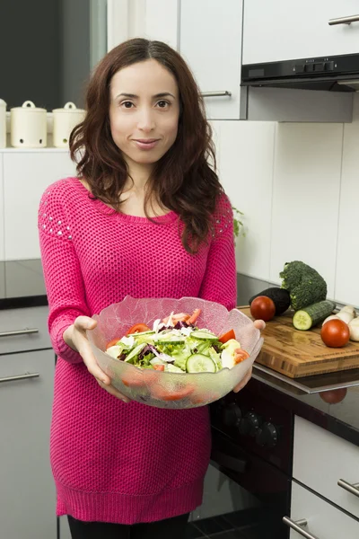 Kadın ona ellerine salata bir kase ile — Stok fotoğraf