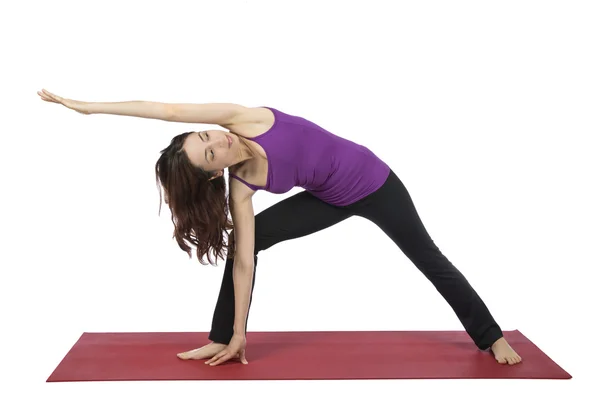 Женщина делает расширенную боковую позу в йоге — стоковое фото