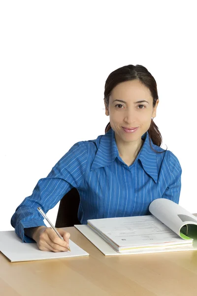 Jeune femme d'affaires travaillant au bureau — Photo