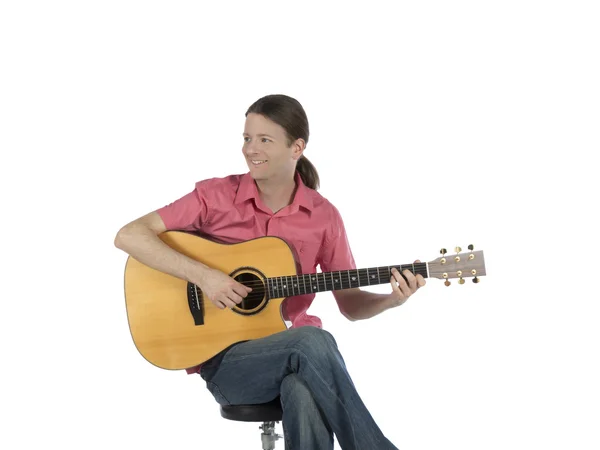 Jeune guitariste avec un sourire jouant de sa guitare — Photo