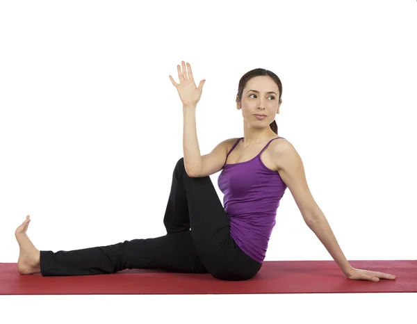 Kvinnan gör marichis pose i yoga — Stockfoto