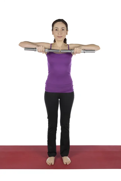 Fitness-Frau beim Hantelheben — Stockfoto
