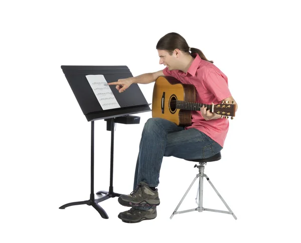 Confused guitarist looking to the notations confused — Stock Photo, Image