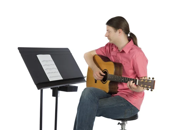 Guitar player playing and following the notes — Stock Photo, Image