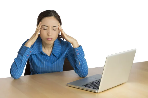 Mujer de negocios en la oficina con dolor de cabeza — Foto de Stock