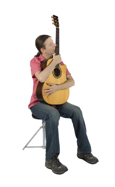 Guitarrista sosteniendo su guitarra acústica aislada — Foto de Stock