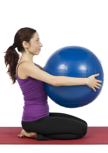 Mujer fitness con una pelota de pilates, vertical —  Fotos de Stock