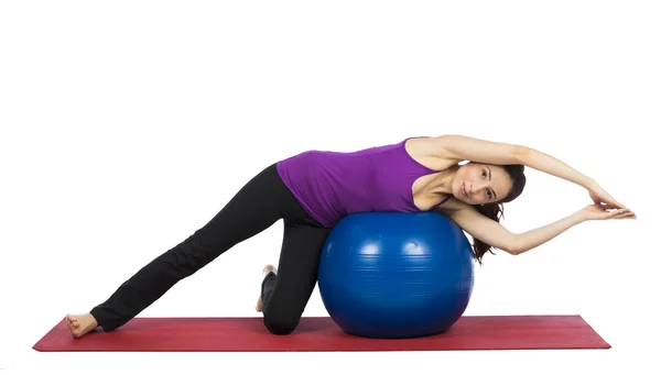 Kobieta robi pilates ćwiczenia na elastyczność — Zdjęcie stockowe