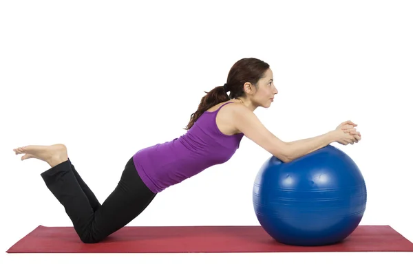 Mujer haciendo ejercicio con una pelota de pilates — Foto de Stock