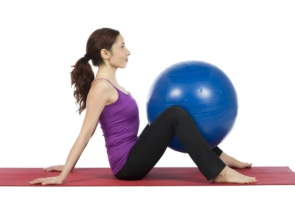 Mujer con una bola de pilates — Foto de Stock