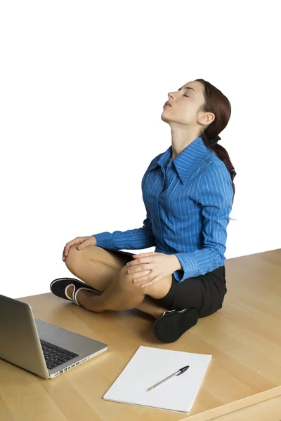 Joven mujer de negocios haciendo yoga —  Fotos de Stock