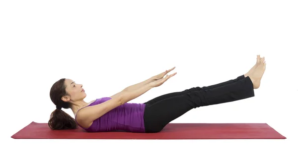 Mujer joven haciendo ejercicios abdominales — Foto de Stock