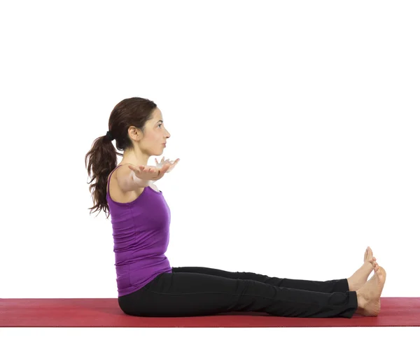 Młoda kobieta robi pilates abs ćwiczenia — Zdjęcie stockowe