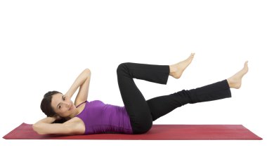 genç kadın Crunch sırasında egzersiz yapıyor