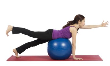 genç bir kadın ile pilates topu egzersiz