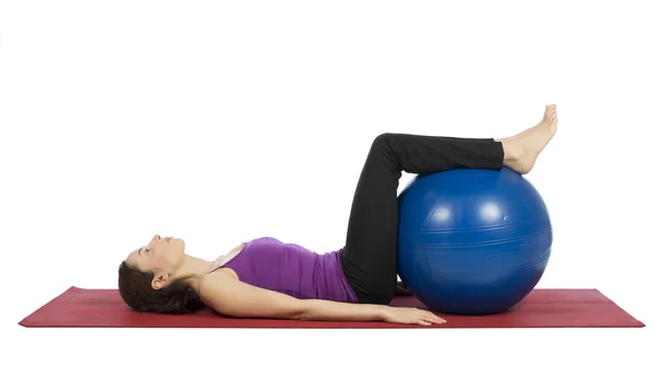 Frau macht Fitness mit Pilates-Ball — Stockfoto