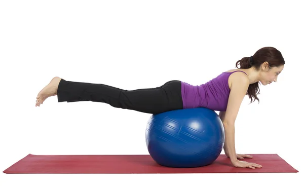 Frau balanciert auf Pilates-Ball — Stockfoto