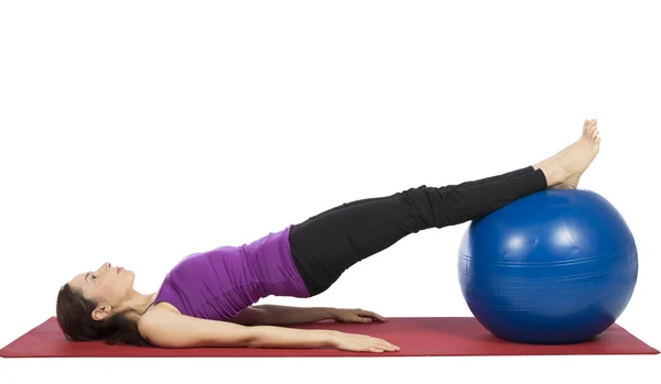 Jeune femme de fitness travaillant ses abdos avec pilates ball — Photo