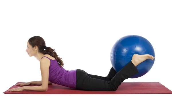 Junge Fitness-Frau macht Pilates-Übungen mit einem Pilates-Ball — Stockfoto