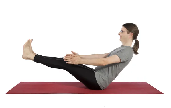 Man boot pose in yoga doen — Stockfoto