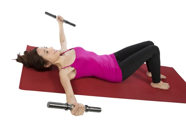 Mujer entrenando sus brazos durante la aptitud — Foto de Stock