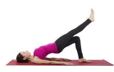 kadın fitness sırasında köprü vuruş yapıyor