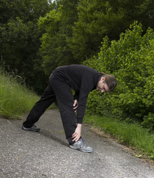 Uomo allungando le gambe — Foto Stock