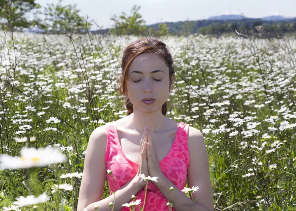 Genç kadın doğada meditasyon yapıyor. — Stok fotoğraf