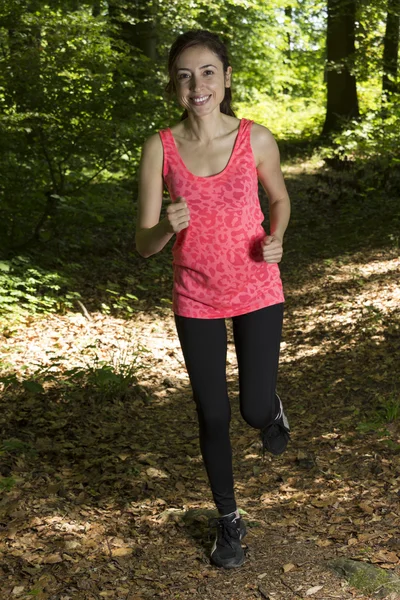 森の中を走っている白人女性 — ストック写真